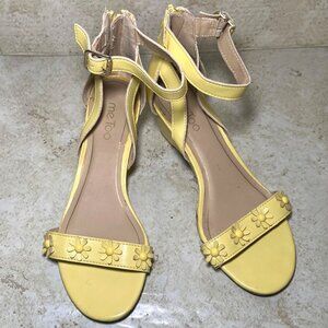 Soft Yellow Floral Wedge Sandals Ankle Strap Back Zipper‎ Closure Summer Casual